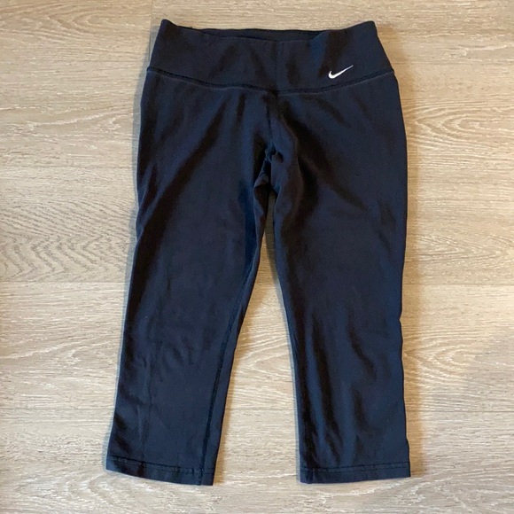 Nike Mid-rise Cropped Capri Legging - Picture 1 of 3
